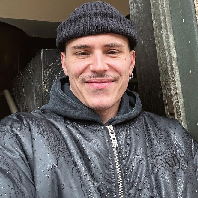 Elite's Arón Piper Turns Up the Heat in Shirtless Selfie Elite's Arón Piper Turns Up the Heat in Shirtless Selfie